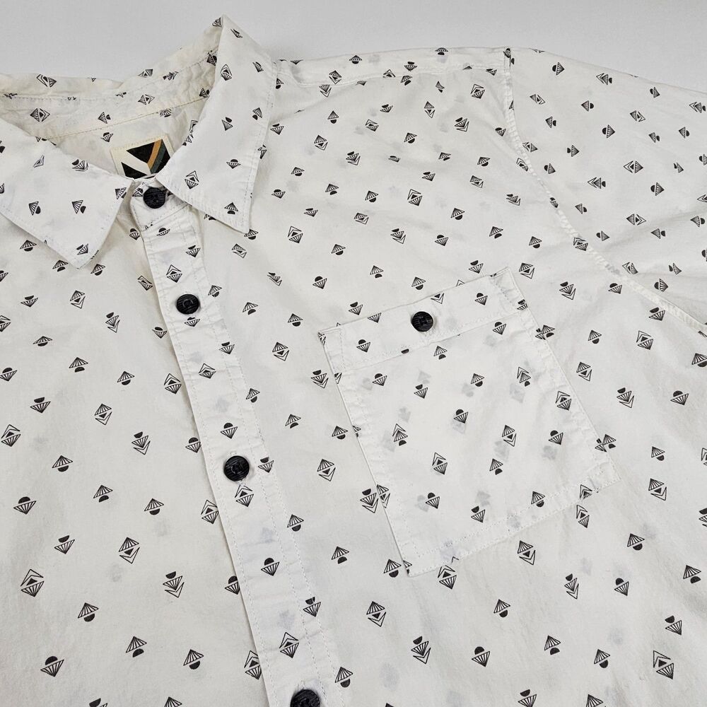 Voyager Mens L Short Sleeve Button Up Shirt White Geometric Print Stretch